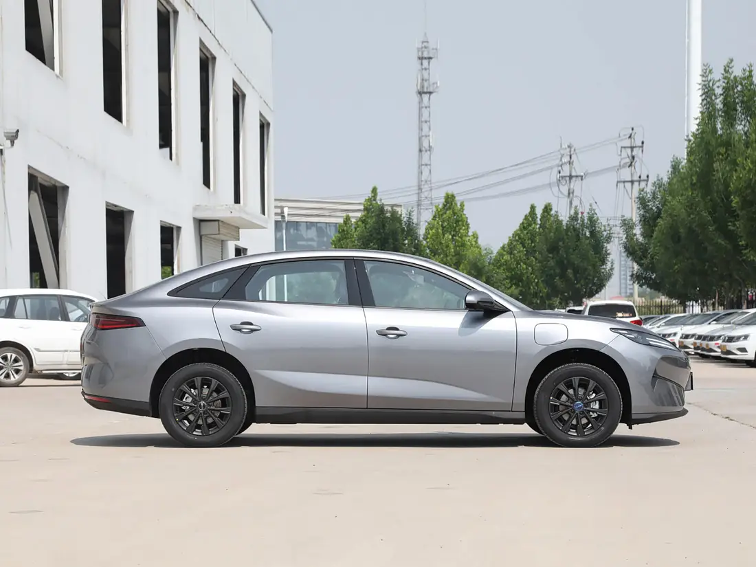 BYD e7 2025, фото 8