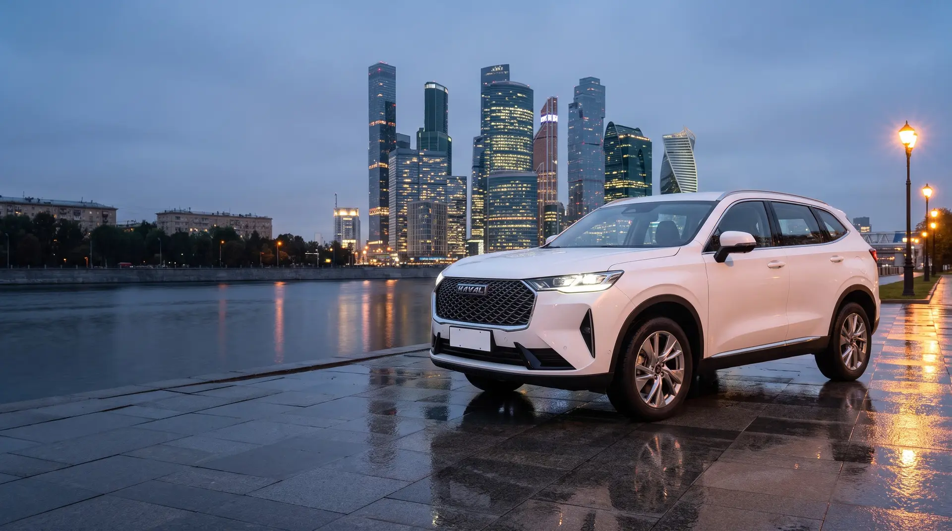 Белый Haval H6 на набережной напротив Москва-Сити вечером